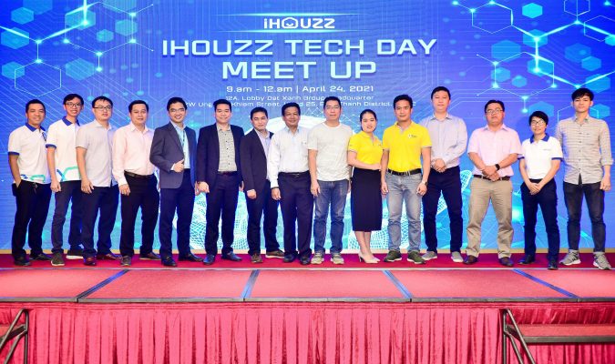 Các vị khách mời & đại diện các bên chụp ảnh tại sự kiện ra mắt sản phẩm của IHOUZZ