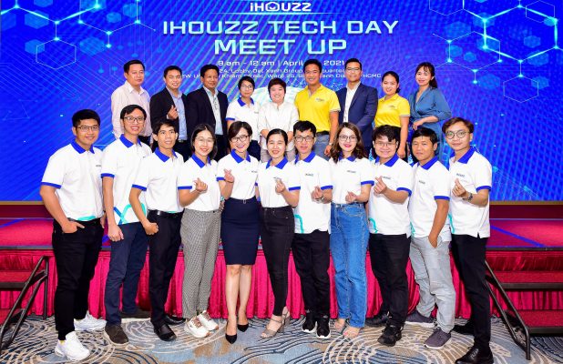 Các vị khách mời & đại diện các bên chụp ảnh tại sự kiện ra mắt sản phẩm của IHOUZZ