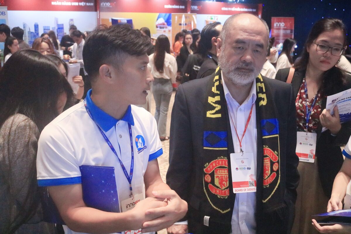 Ông Nguyễn Trung Dũng – Giam khảo Startup Wheel ghé thăm và chấm điểm gian hàng Building Care